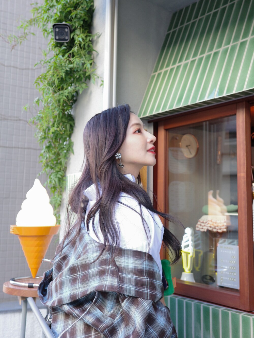 ブラック系のシャツ/ブラウス、ホワイト系のシャツ/ブラウス、ブラック系のスカートを着用したレディースの夏コーディネートの2枚目の写真