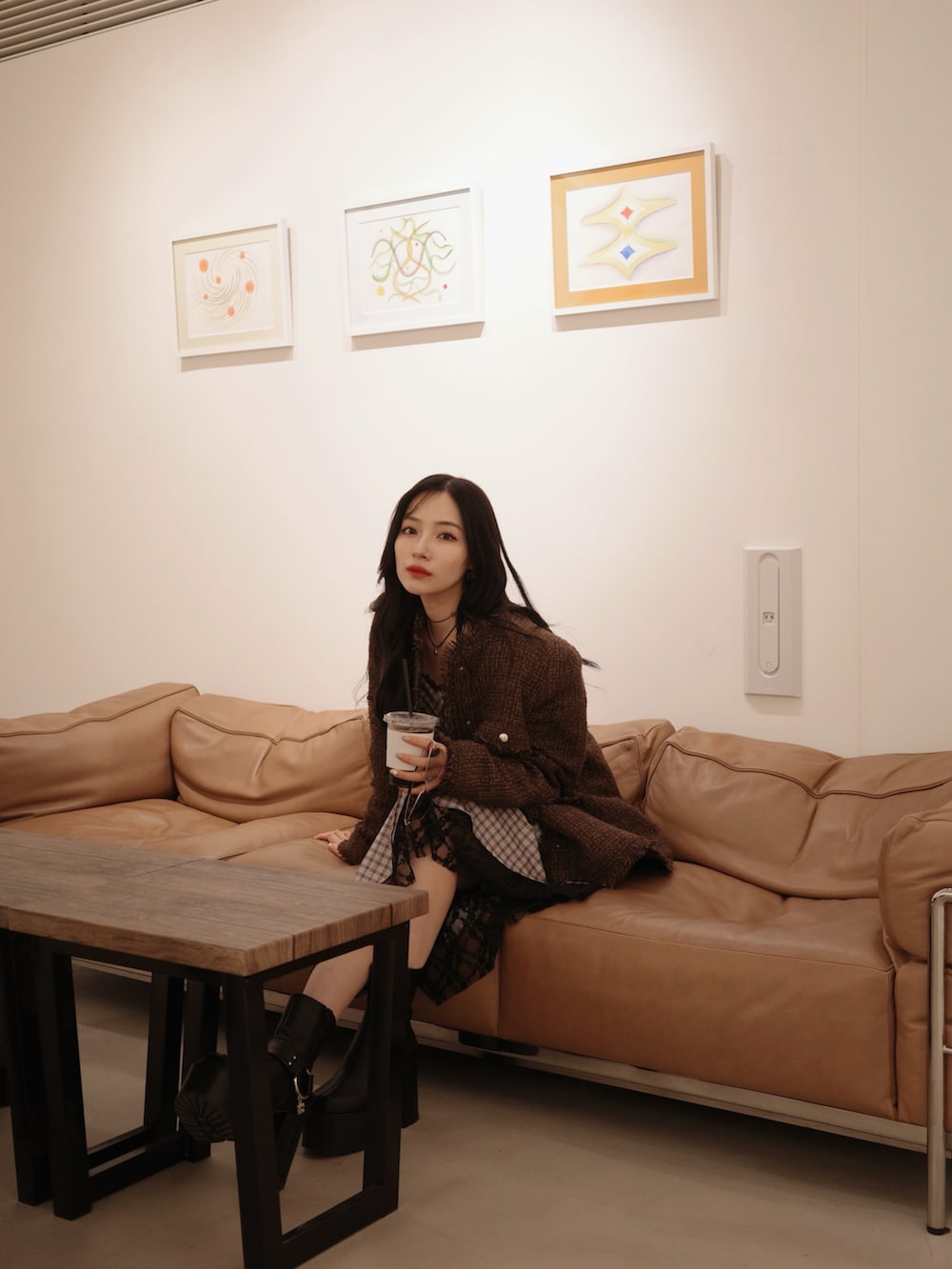 グレー系のワンピース、ブラック系のトートバッグ、ブラウン系のその他アウターを着用したレディースの夏コーディネートの4枚目の写真