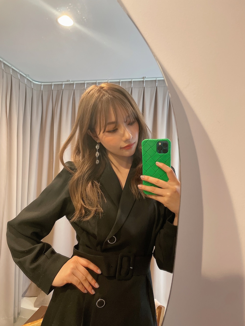 ブラック系のワンピースを着用したレディースの秋コーディネートの4枚目の写真