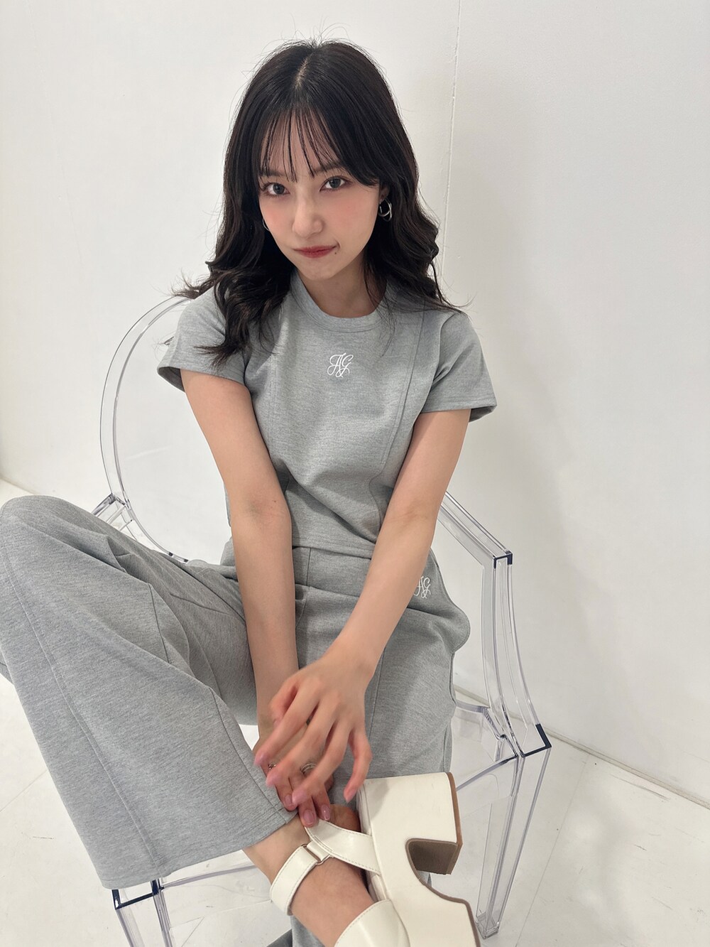 グレー系のその他トップス、グレー系のその他パンツを着用したレディースの秋コーディネートの3枚目の写真