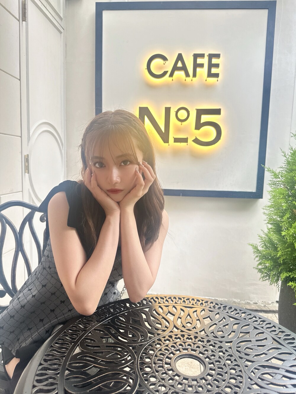 ホワイト系のその他トップスを着用したレディースの夏コーディネートの3枚目の写真