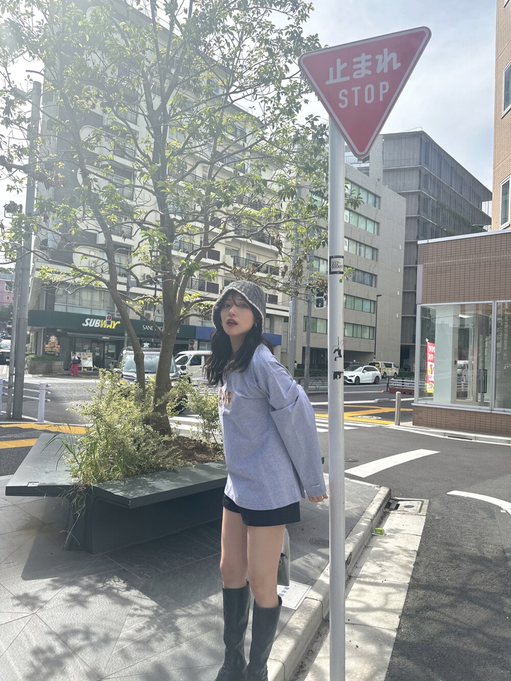 グレー系のTシャツ/カットソー、グレー系のハットを着用したレディースの冬コーディネートの2枚目の写真