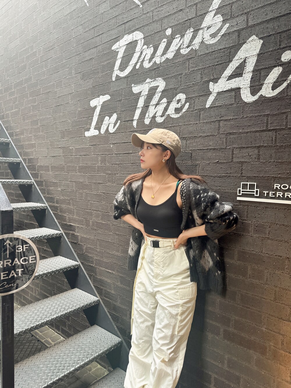 ブラック系のカーディガン/ボレロを着用したレディースの冬コーディネートの4枚目の写真