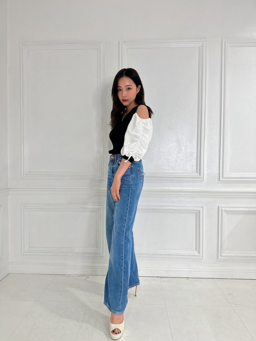 ブラック系のその他トップスを着用したレディースの夏コーディネートの2枚目の写真