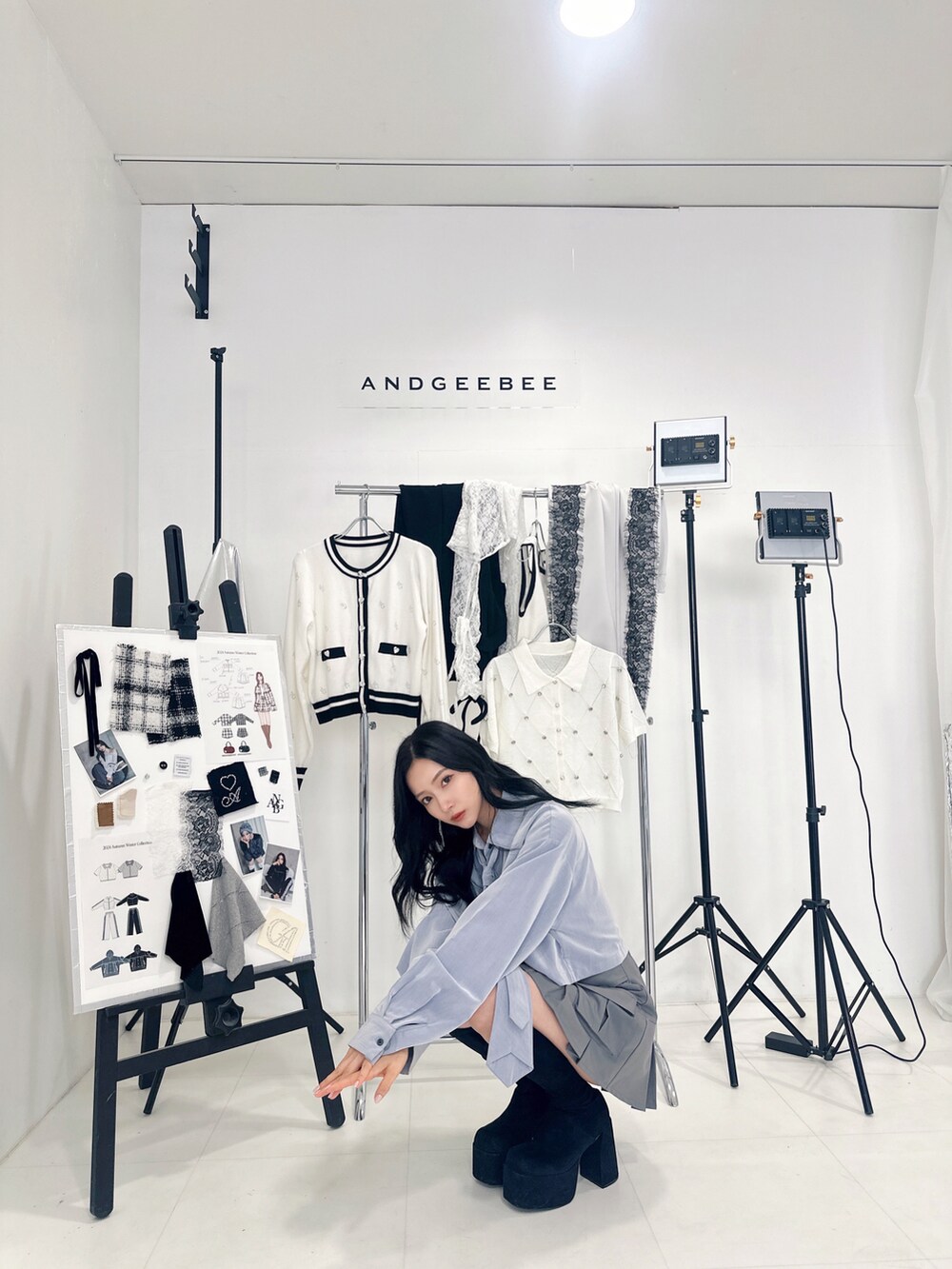 グレー系のシャツ/ブラウス、ブラック系のスカートを着用したレディースの秋コーディネートの4枚目の写真