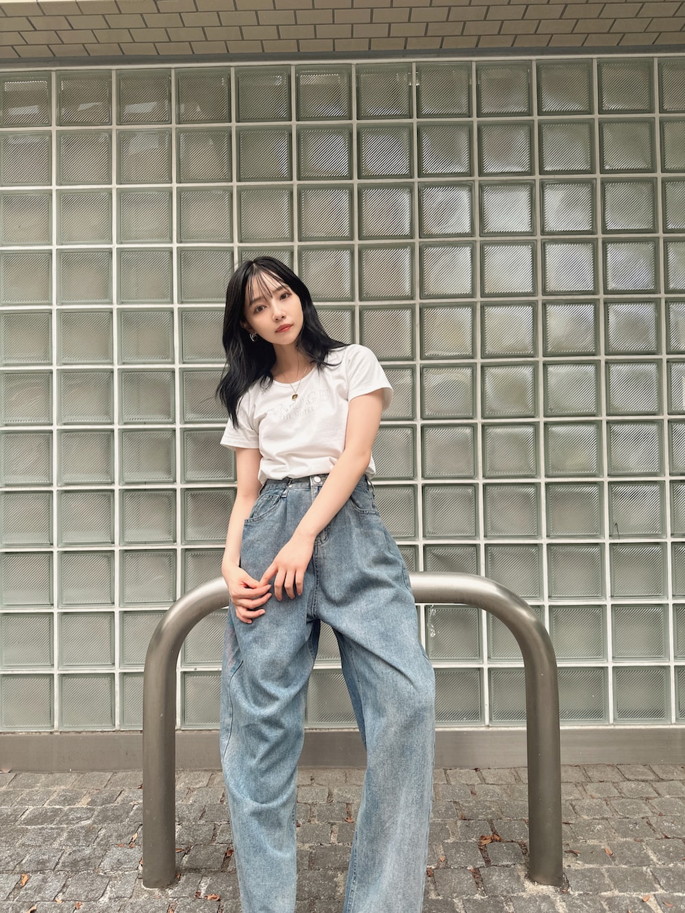 ホワイト系のTシャツ/カットソーを着用したレディースの秋コーディネートの2枚目の写真