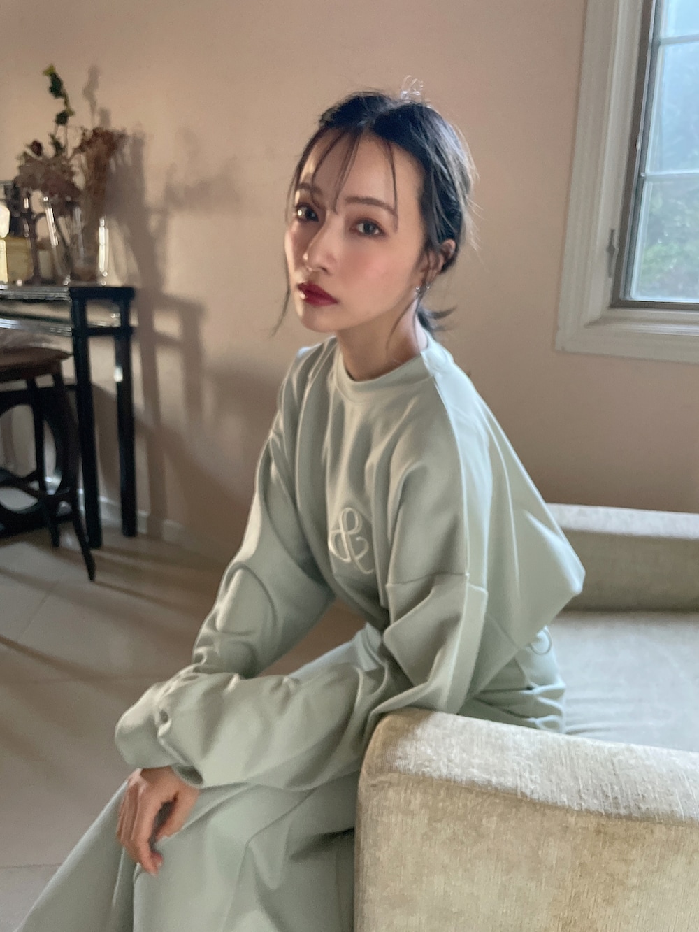 グリーン系のその他トップスを着用したレディースの春コーディネートの2枚目の写真