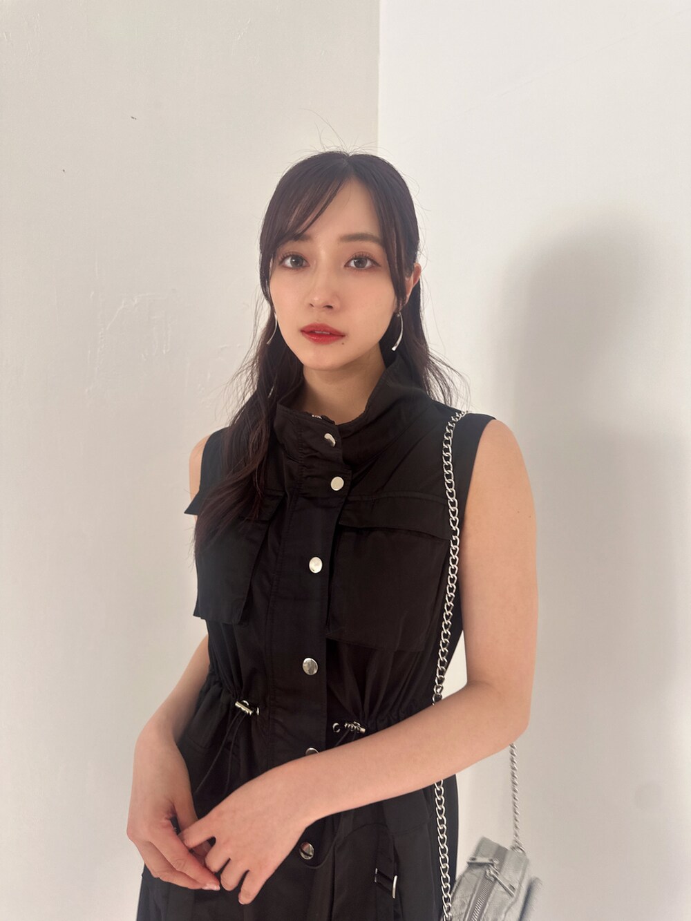 ブラック系のワンピース、シルバー系のショルダーバッグを着用したレディースの夏コーディネートの5枚目の写真