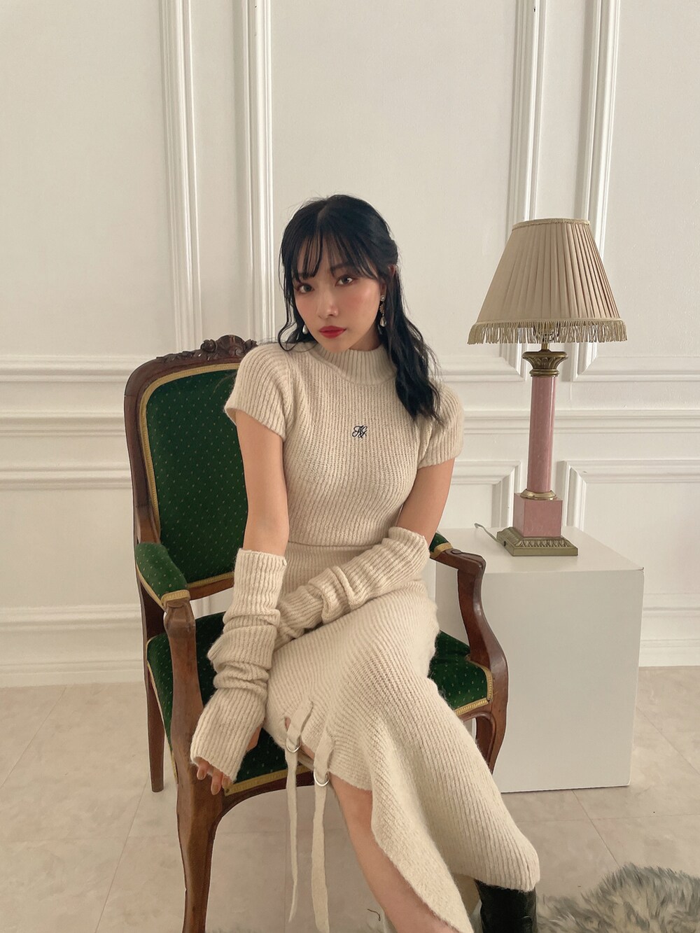 ブラック系のブーツ、ベージュ系のニット/セーターを着用したレディースの冬コーディネートの2枚目の写真