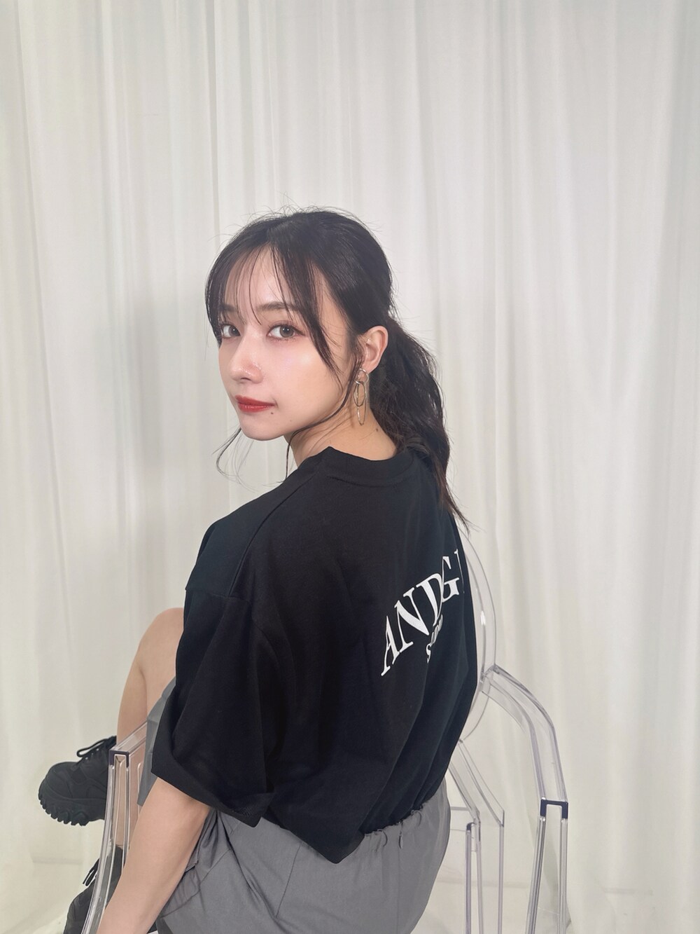 ブラック系のTシャツ/カットソーを着用したレディースの夏コーディネートの2枚目の写真