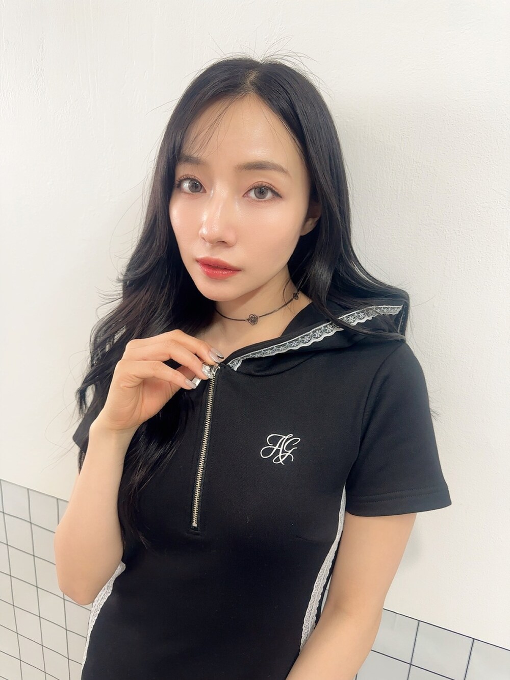 ブラック系のワンピースを着用したレディースの夏コーディネートの4枚目の写真