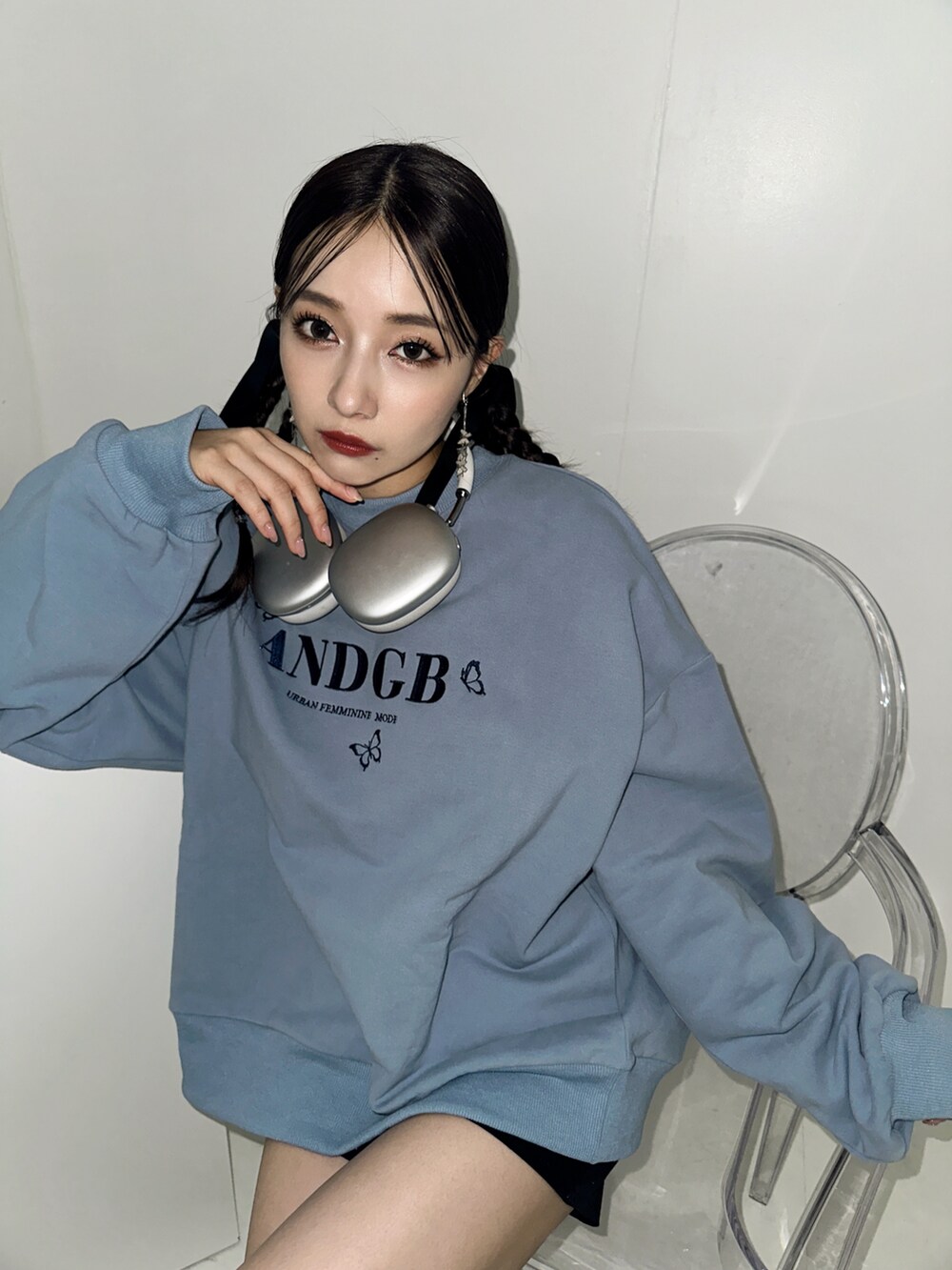 ホワイト系のスウェット、ブラック系のブーツを着用したレディースの冬コーディネートの5枚目の写真