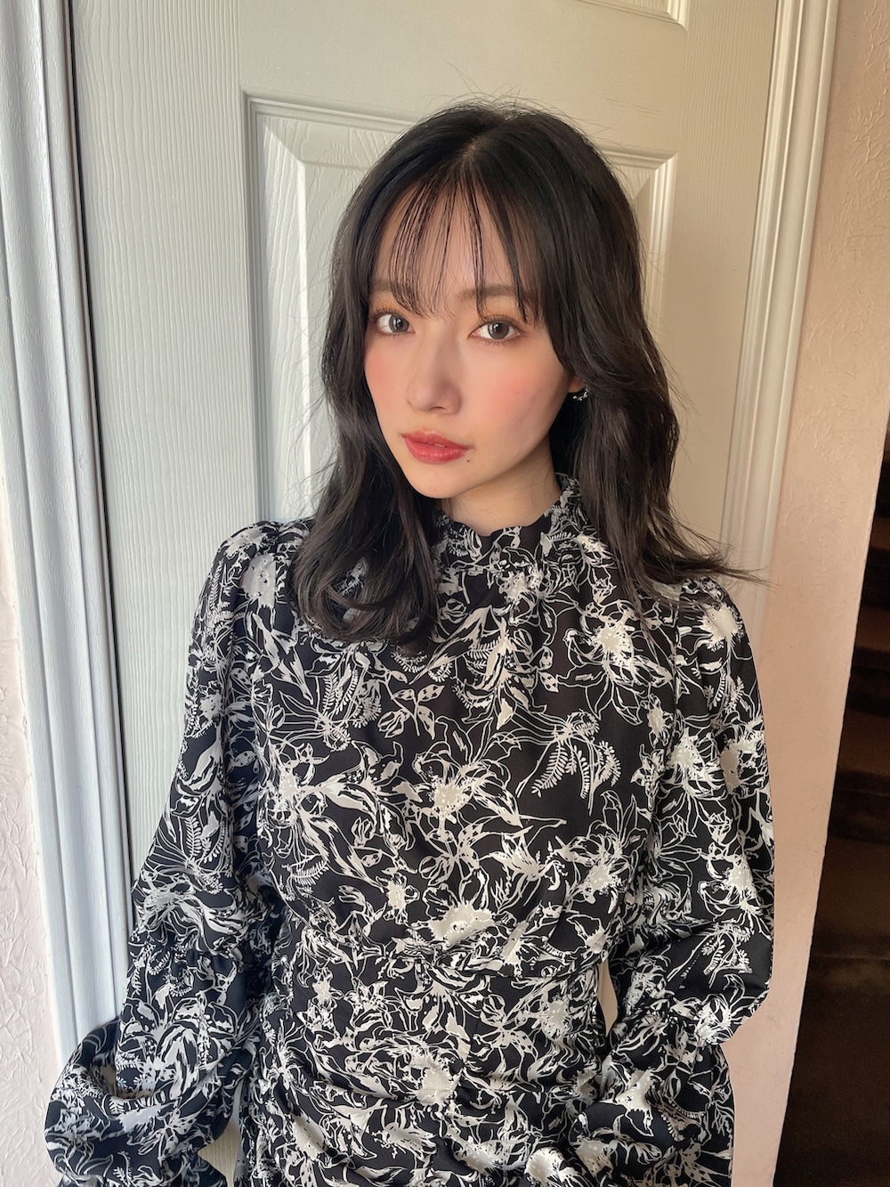 ブラック系のワンピースを着用したレディースの春コーディネートの2枚目の写真