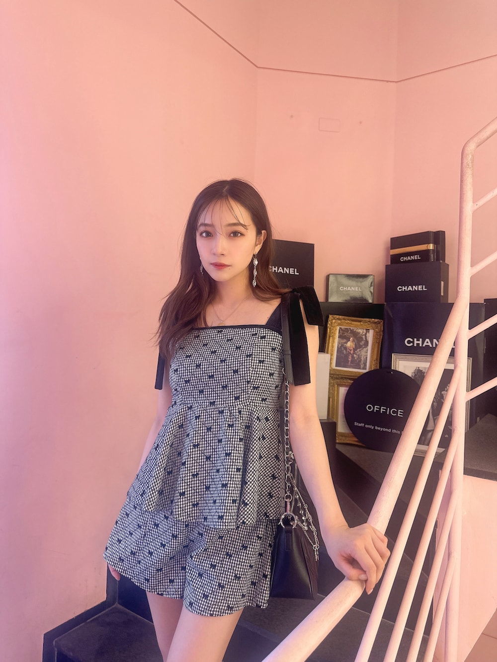 ホワイト系のその他トップス、ホワイト系のその他パンツ、ブラック系のバッグを着用したレディースの夏コーディネートの3枚目の写真