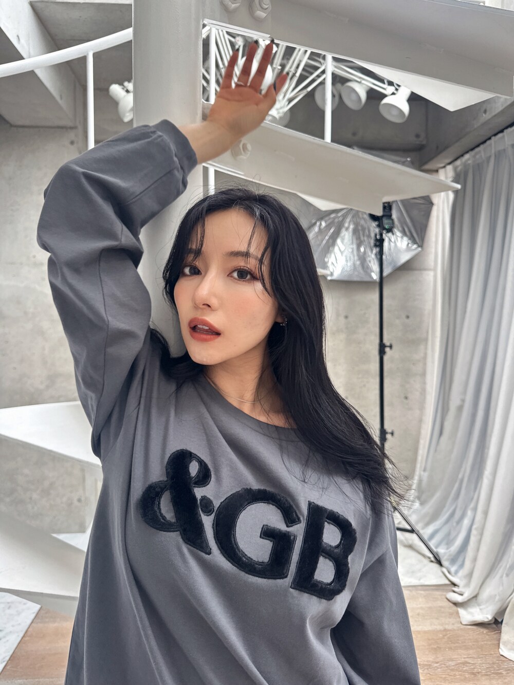 グレー系のTシャツ/カットソーを着用したレディースの秋コーディネートの4枚目の写真