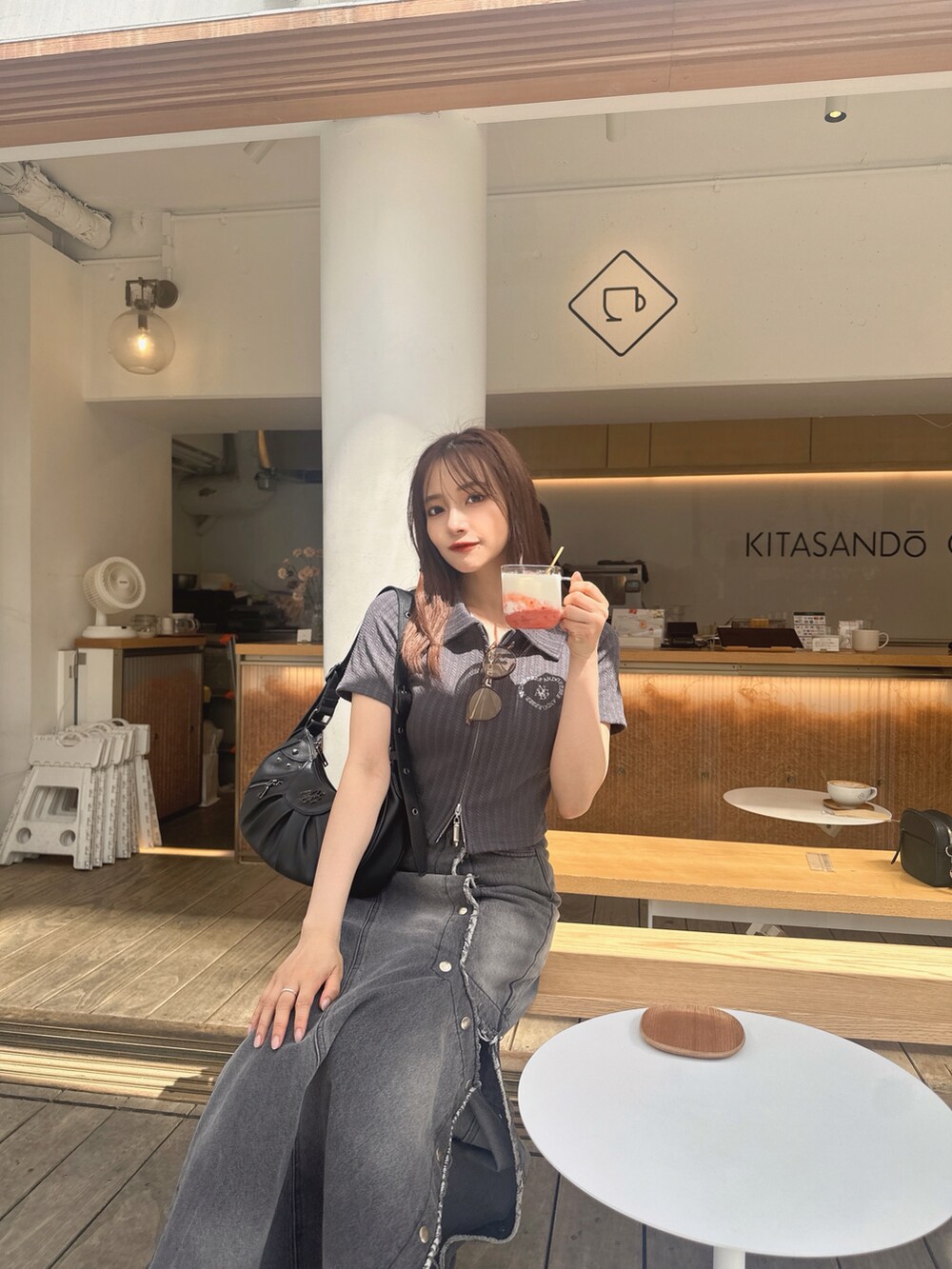 グレー系のその他トップス、ブラック系のスカートを着用したレディースの夏コーディネートの3枚目の写真