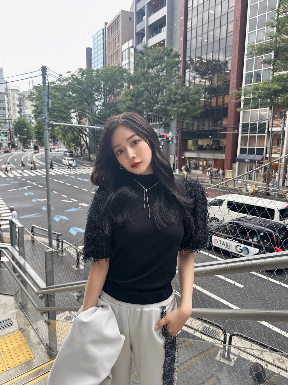 グレー系のその他パンツ、グレー系のジャージを着用したレディースの秋コーディネートの2枚目の写真