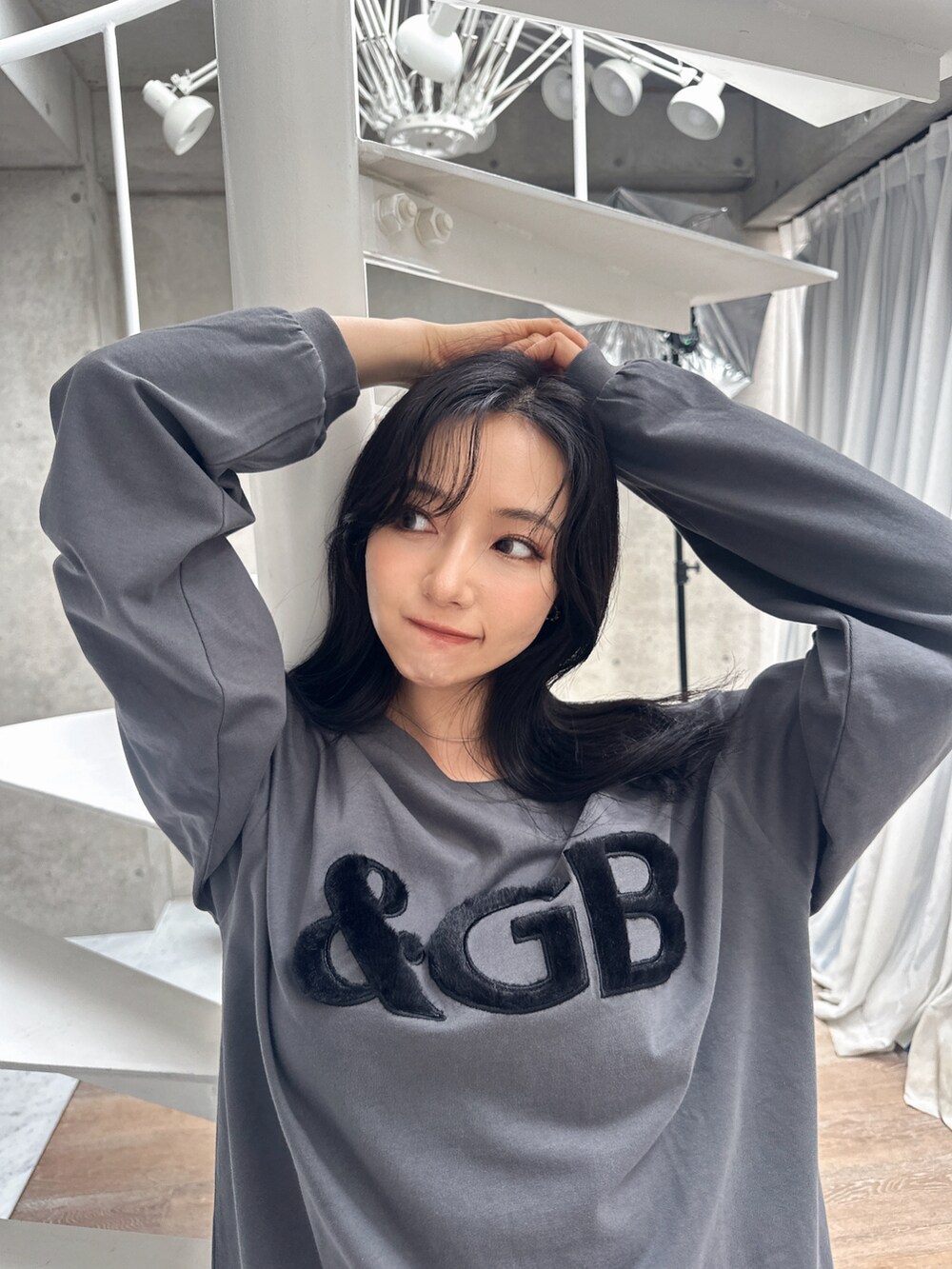 グレー系のTシャツ/カットソーを着用したレディースの秋コーディネートの5枚目の写真