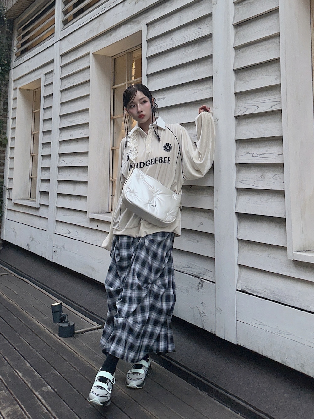 ホワイト系のその他トップス、ホワイト系のショルダーバッグ、ブラック系のスカートを着用したレディースの冬コーディネートの2枚目の写真