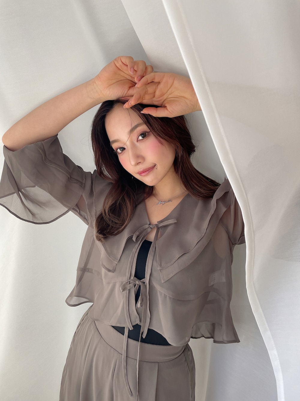 グリーン系のシャツ/ブラウス、グリーン系のカーゴパンツ、ブラック系のサンダルを着用したレディースの夏コーディネートの3枚目の写真