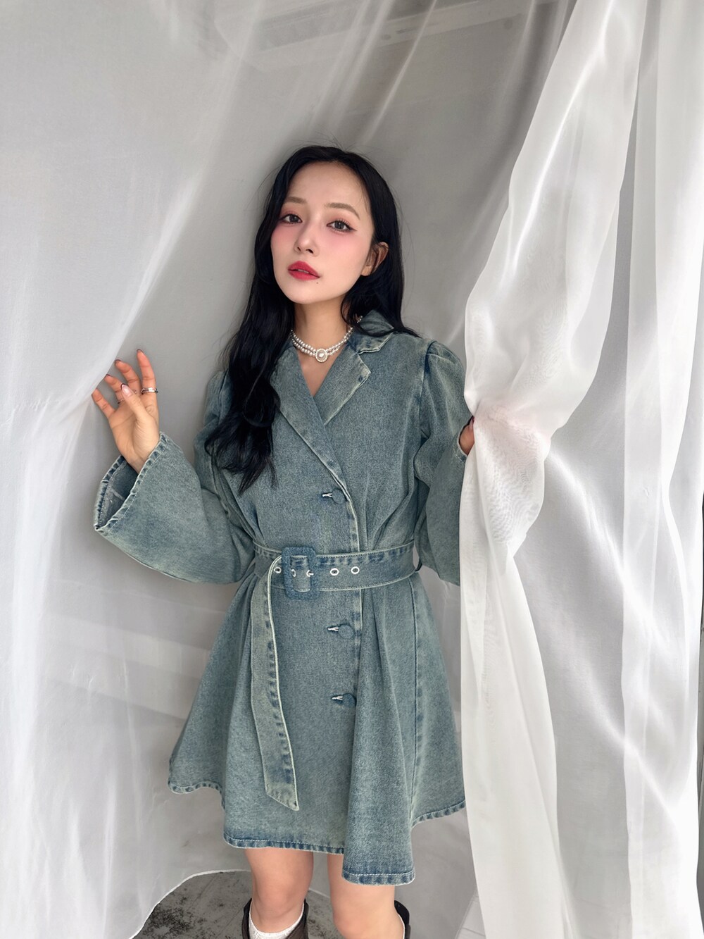 ブルー系のワンピースを着用したレディースの春コーディネートの5枚目の写真