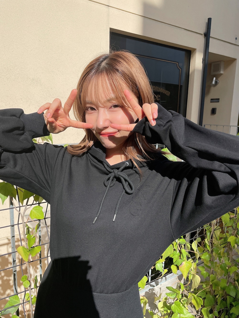 ブラック系のワンピースを着用したレディースの冬コーディネートの5枚目の写真