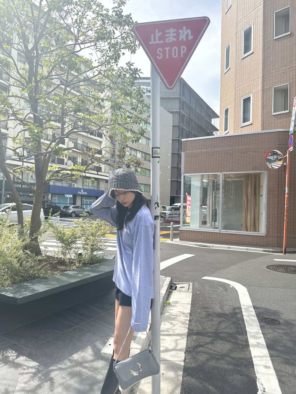 グレー系のTシャツ/カットソー、グレー系のハットを着用したレディースの冬コーディネートの3枚目の写真