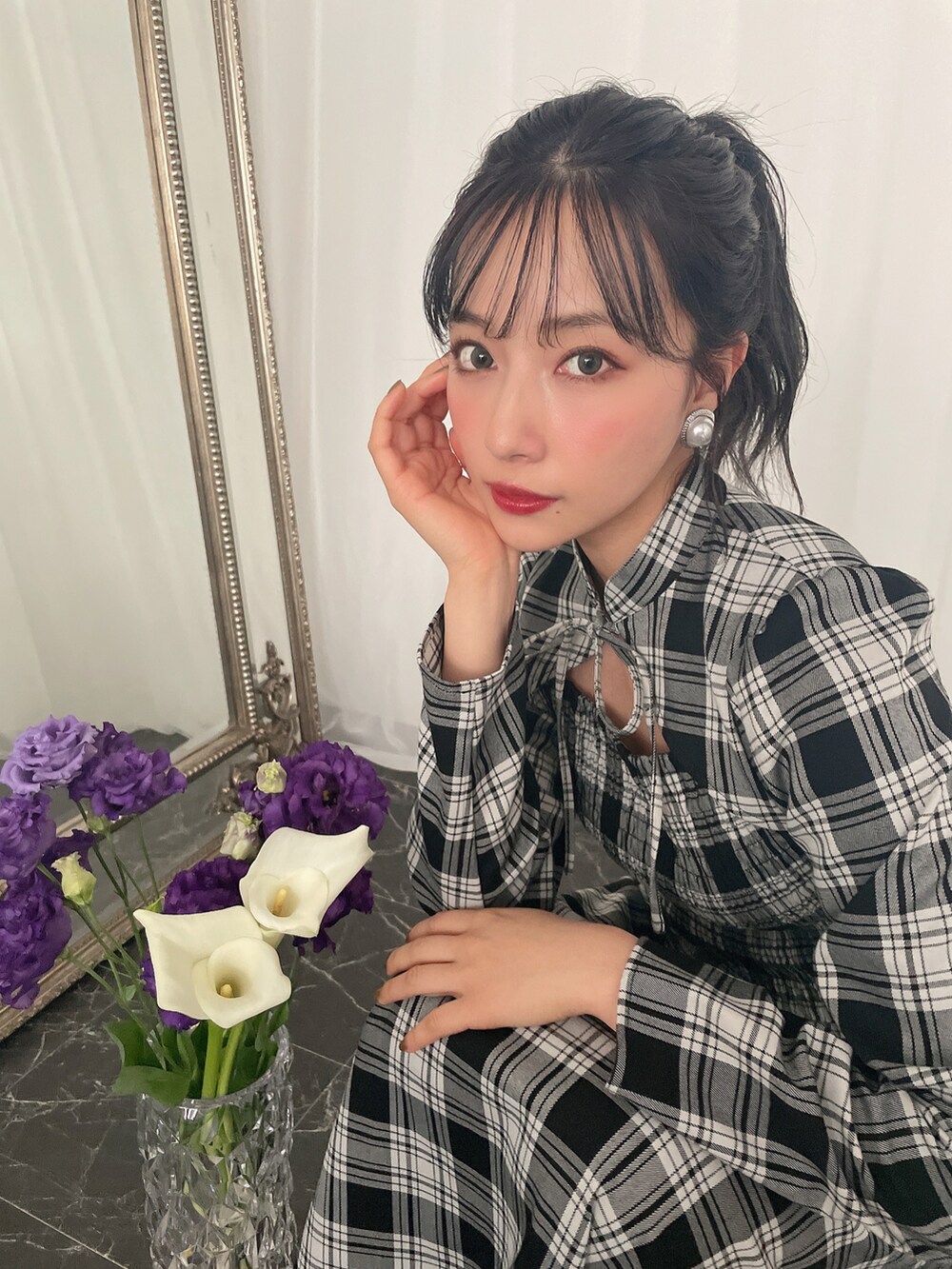 ブラック系のワンピースを着用したレディースの冬コーディネートの4枚目の写真