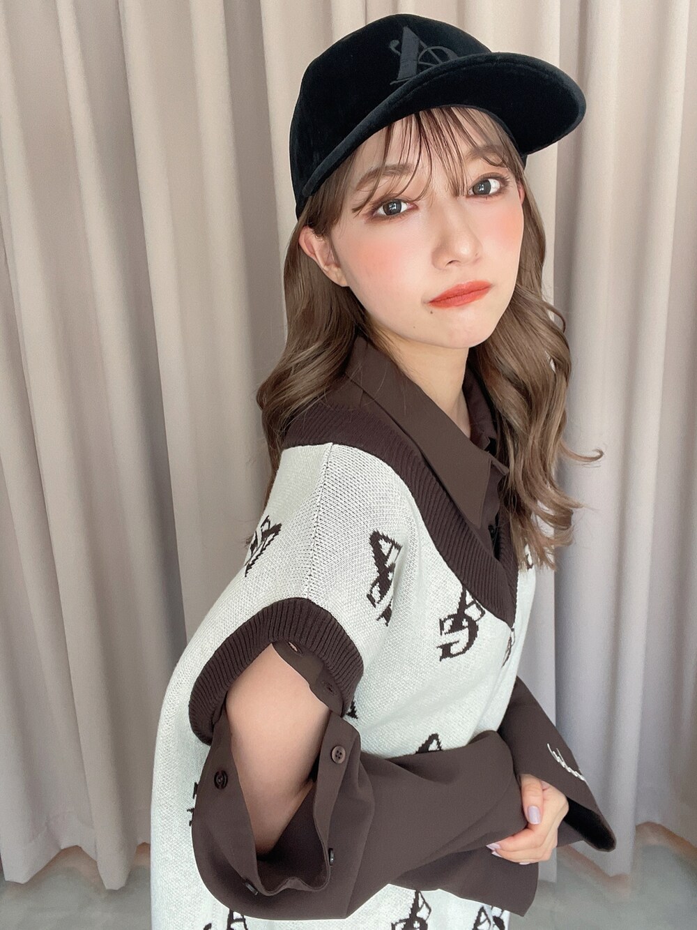 ホワイト系のベスト、ブラウン系のシャツ/ブラウス、ブラック系のキャップを着用したレディースの秋コーディネートの3枚目の写真