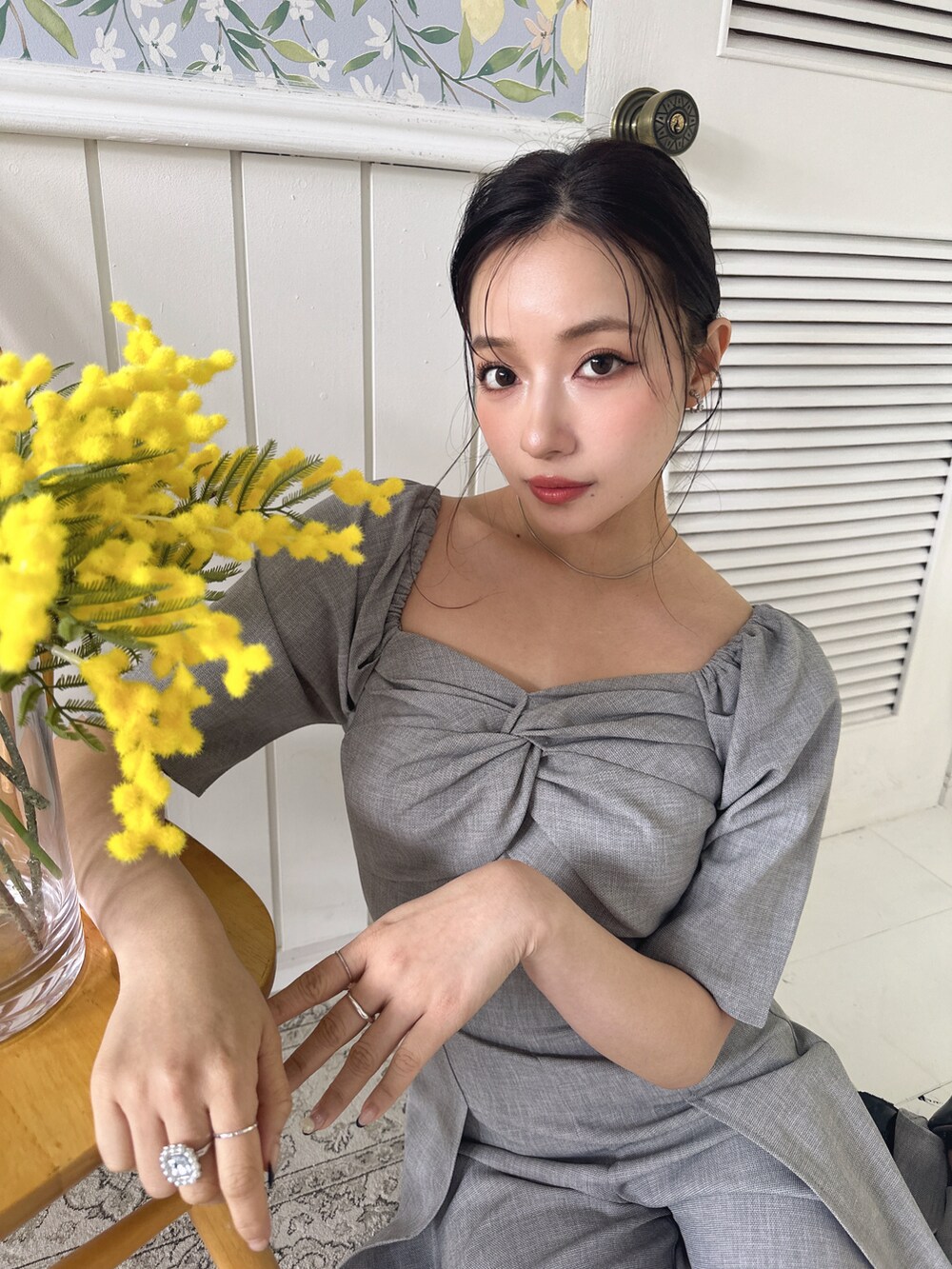 グレー系のつなぎ/オールインワンを着用したレディースの夏コーディネートの4枚目の写真