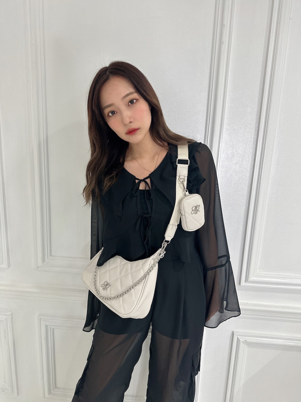 ブラック系のシャツ/ブラウス、ブラック系のカーゴパンツ、ホワイト系のショルダーバッグを着用したレディースの夏コーディネートの2枚目の写真