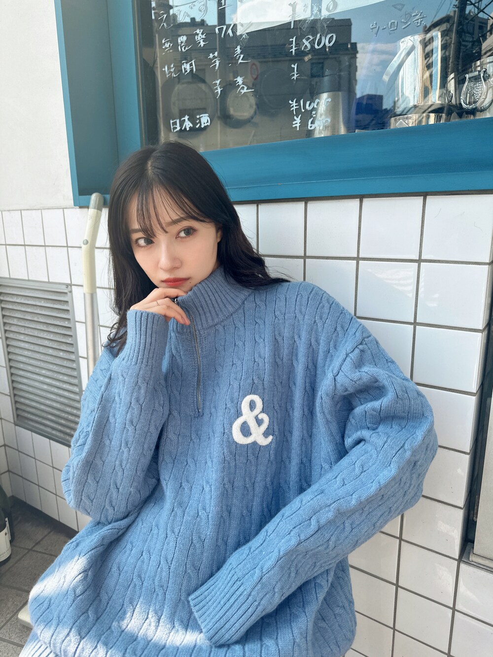 ブルー系のニット/セーターを着用したレディースの秋コーディネートの3枚目の写真