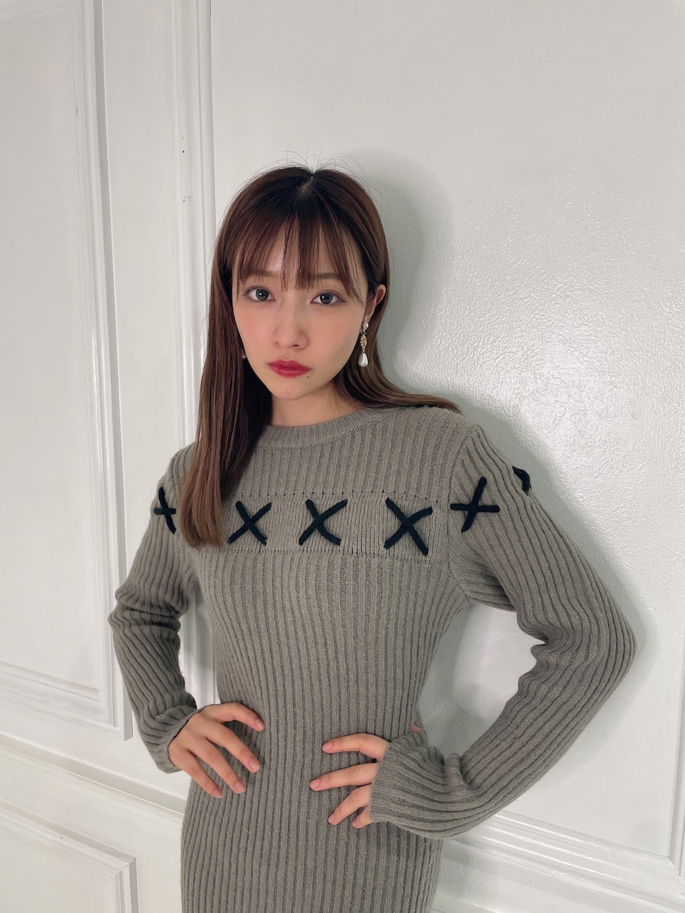 グレー系のワンピース、ブラック系のブーツを着用したレディースの春コーディネートの3枚目の写真