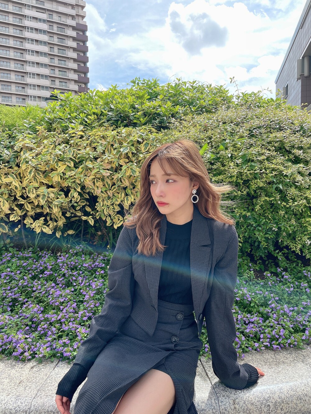 ブラック系のスカート、ブラック系のニット/セーター、ブラック系のテーラードジャケットを着用したレディースの秋コーディネートの3枚目の写真