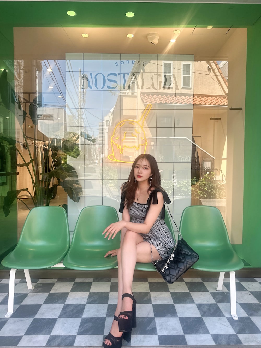 ホワイト系のその他トップス、ホワイト系のその他パンツを着用したレディースの夏コーディネートの4枚目の写真