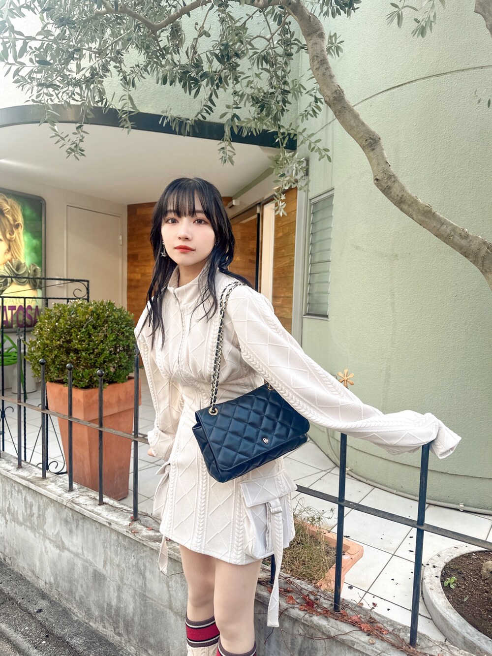 ベージュ系のその他トップス、ブラウン系のシューズを着用したレディースの春コーディネートの5枚目の写真