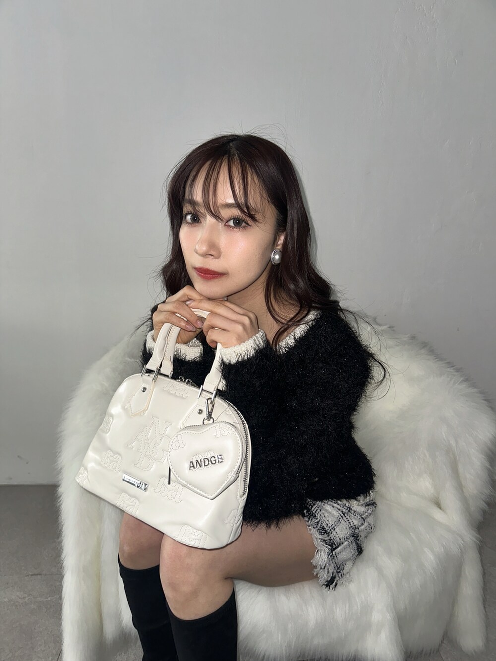 ブラック系のカーディガン/ボレロ、ホワイト系のショルダーバッグ、ホワイト系のその他パンツを着用したレディースの春コーディネートの3枚目の写真