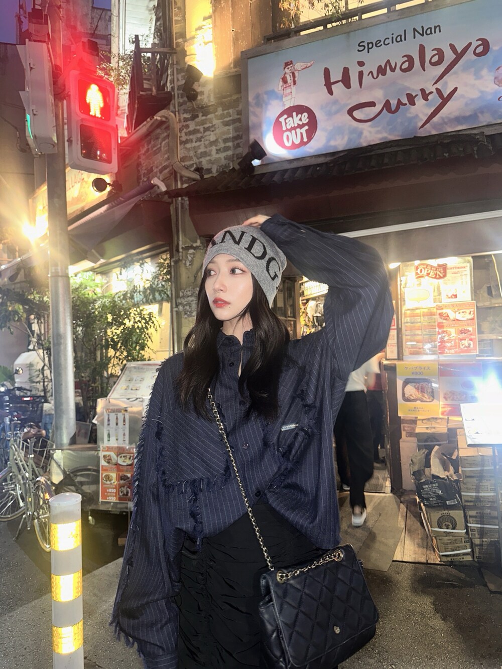 ブルー系のシャツ/ブラウス、ブラック系のスカート、グレー系のニットキャップ/ビーニーを着用したレディースの冬コーディネートの4枚目の写真