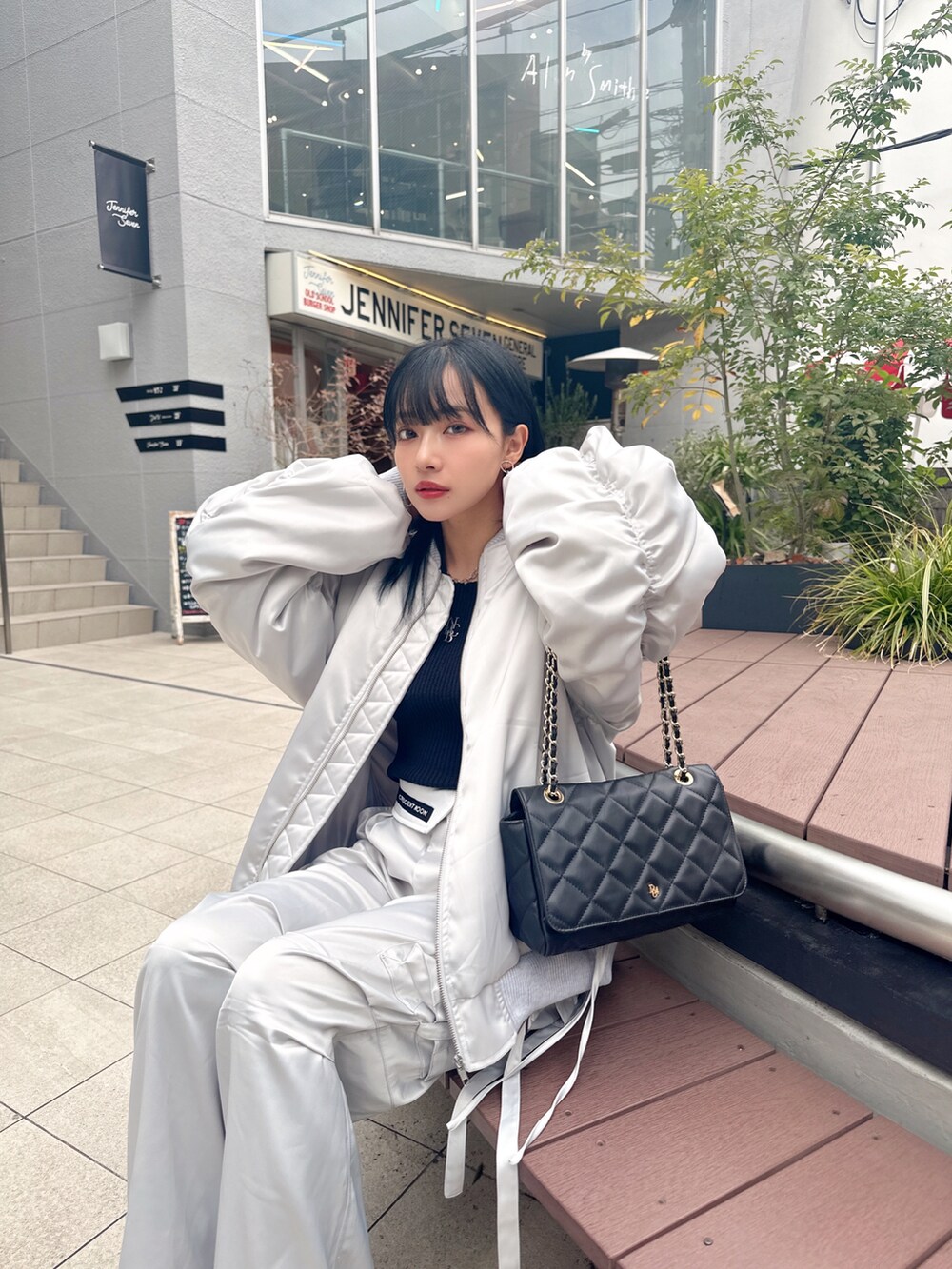 グレー系のカーゴパンツ、グレー系のブルゾンを着用したレディースの春コーディネートの5枚目の写真