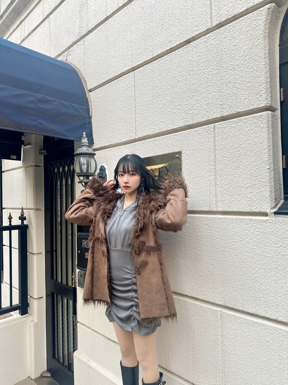 グレー系のワンピースを着用したレディースの春コーディネートの2枚目の写真