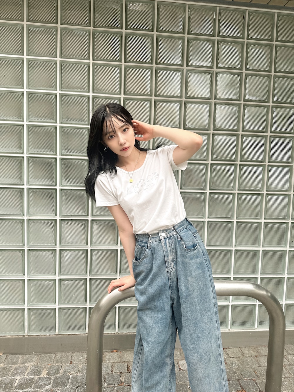 ホワイト系のTシャツ/カットソーを着用したレディースの秋コーディネートの5枚目の写真