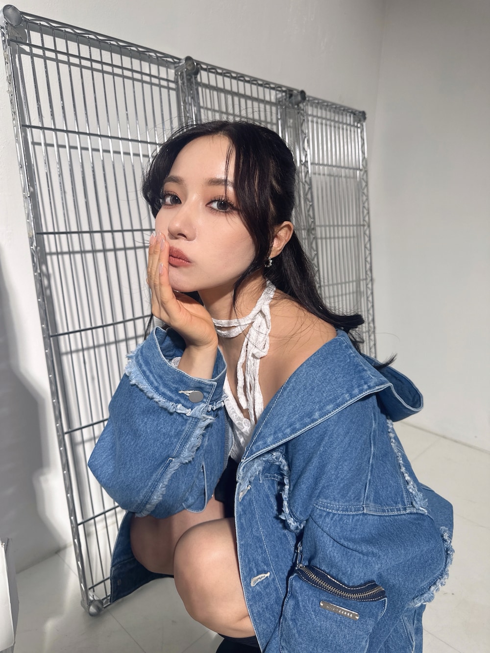 ブルー系のデニムジャケット、ホワイト系のその他トップスを着用したレディースの冬コーディネートの3枚目の写真