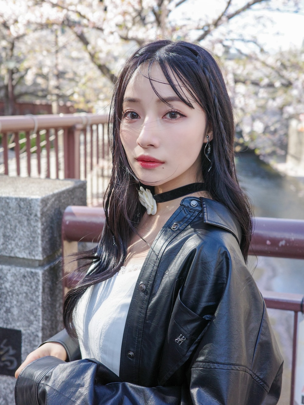 ホワイト系のワンピース、ブラック系のショルダーバッグ、ブラック系のトップスを着用したレディースの夏コーディネートの5枚目の写真