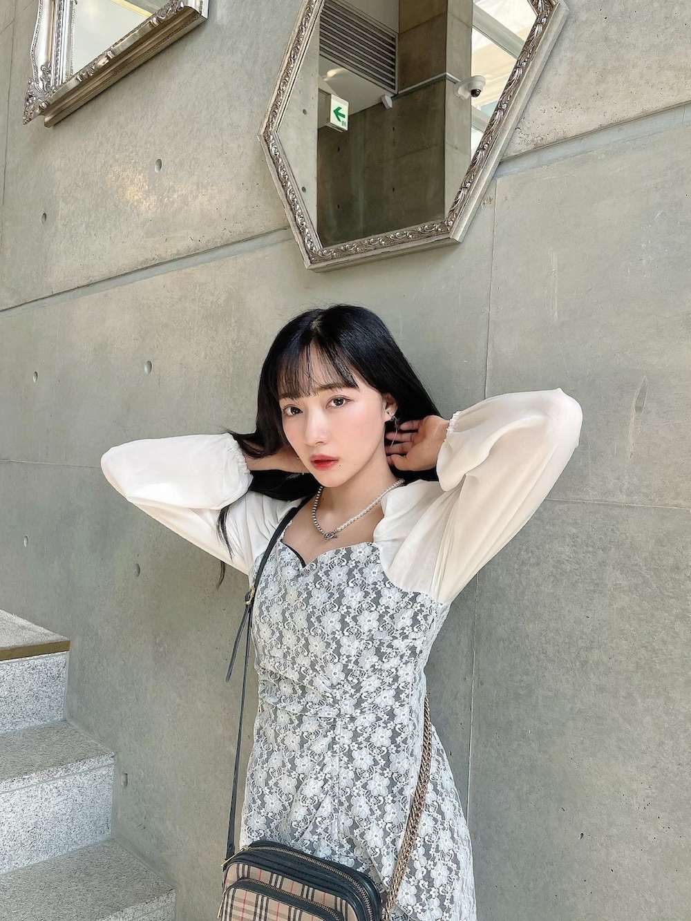 ホワイト系のワンピースを着用したレディースの夏コーディネートの2枚目の写真