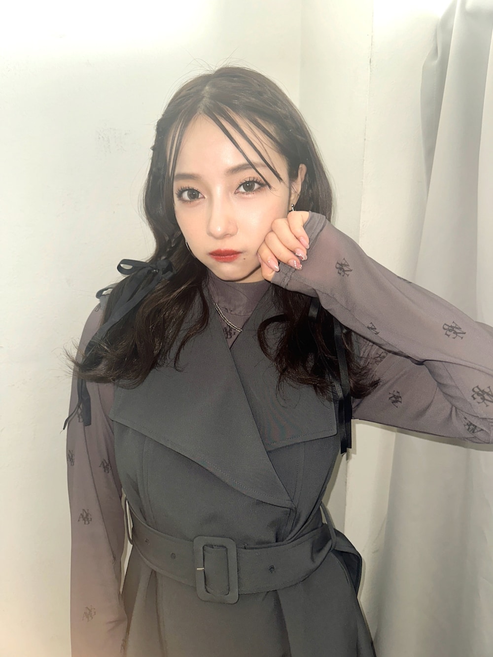 グレー系のその他トップス、グレー系のワンピースを着用したレディースの春コーディネートの3枚目の写真