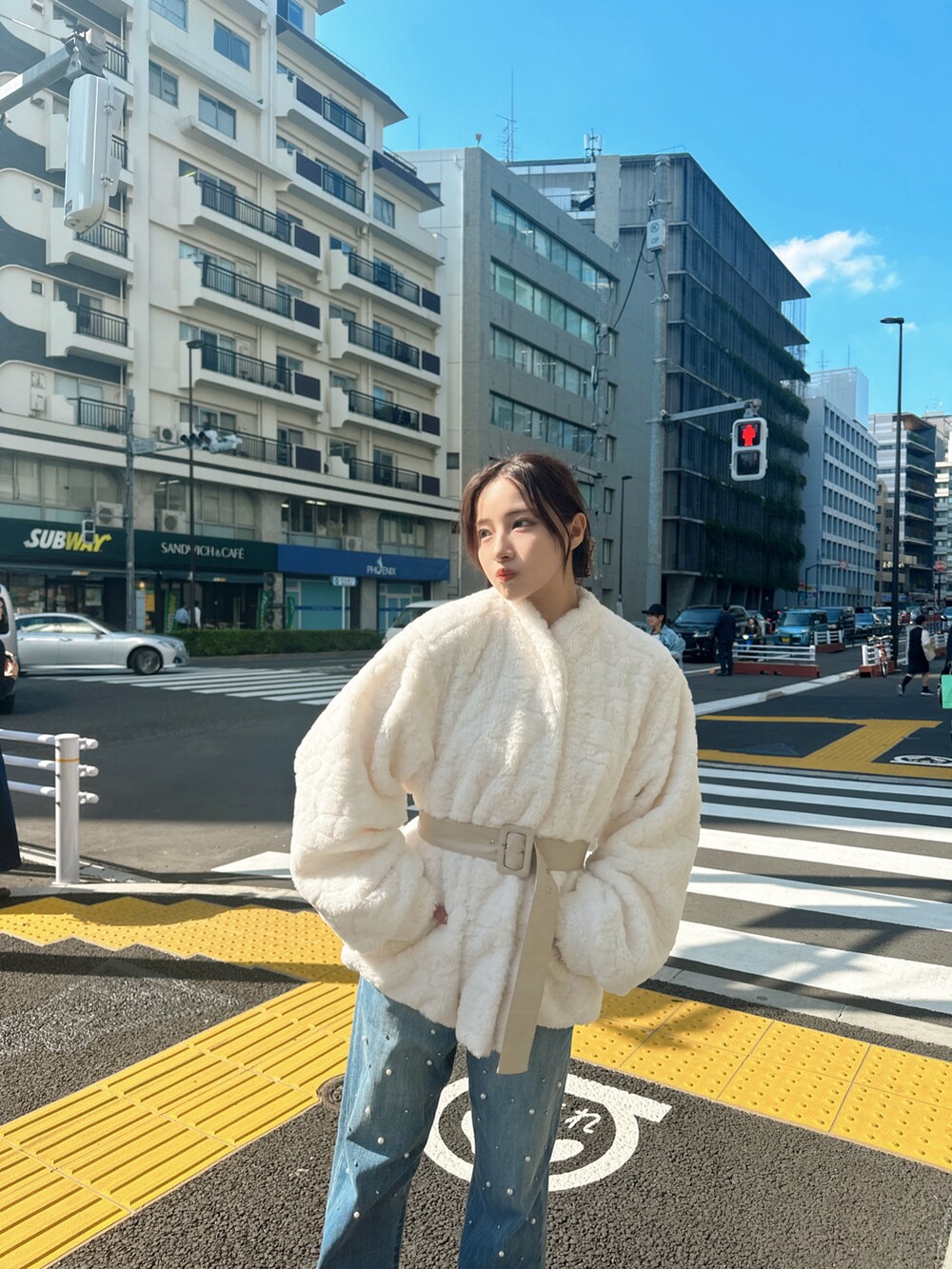 ホワイト系のその他アウター、ブルー系のデニムパンツを着用したレディースの冬コーディネートの2枚目の写真