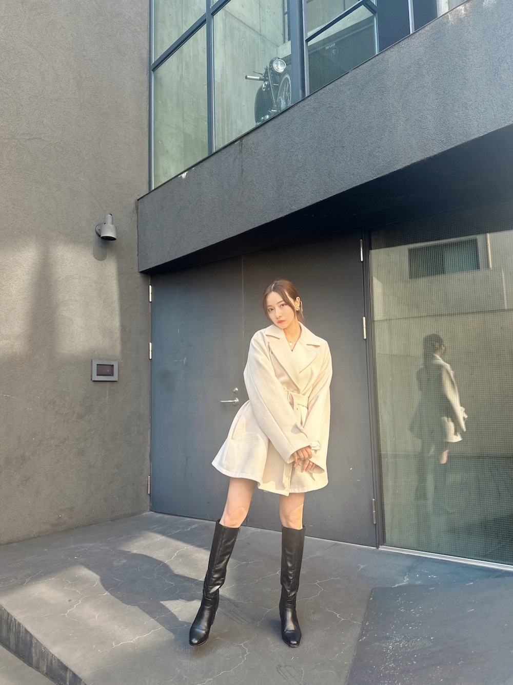 ベージュ系のダウンジャケット/コートを着用したレディースの冬コーディネートの2枚目の写真