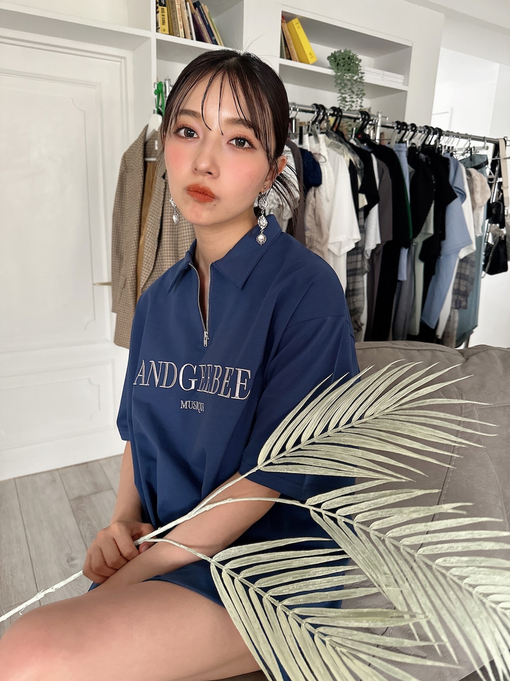 ブルー系のTシャツ/カットソーを着用したレディースの夏コーディネートの3枚目の写真