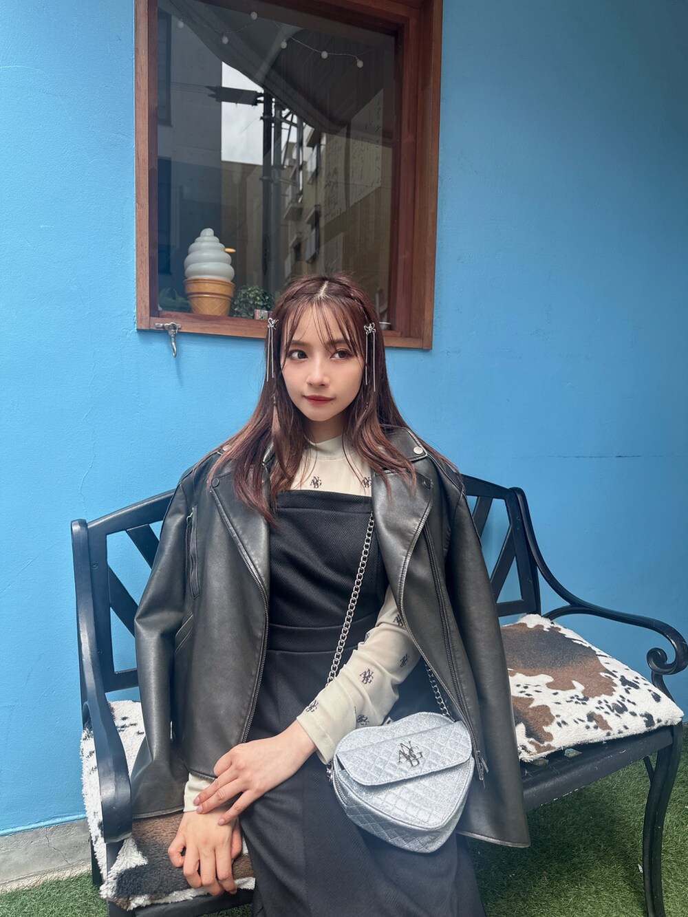 グレー系のその他トップス、ブラック系のライダースジャケット、シルバー系のショルダーバッグを着用したレディースの夏コーディネートの3枚目の写真