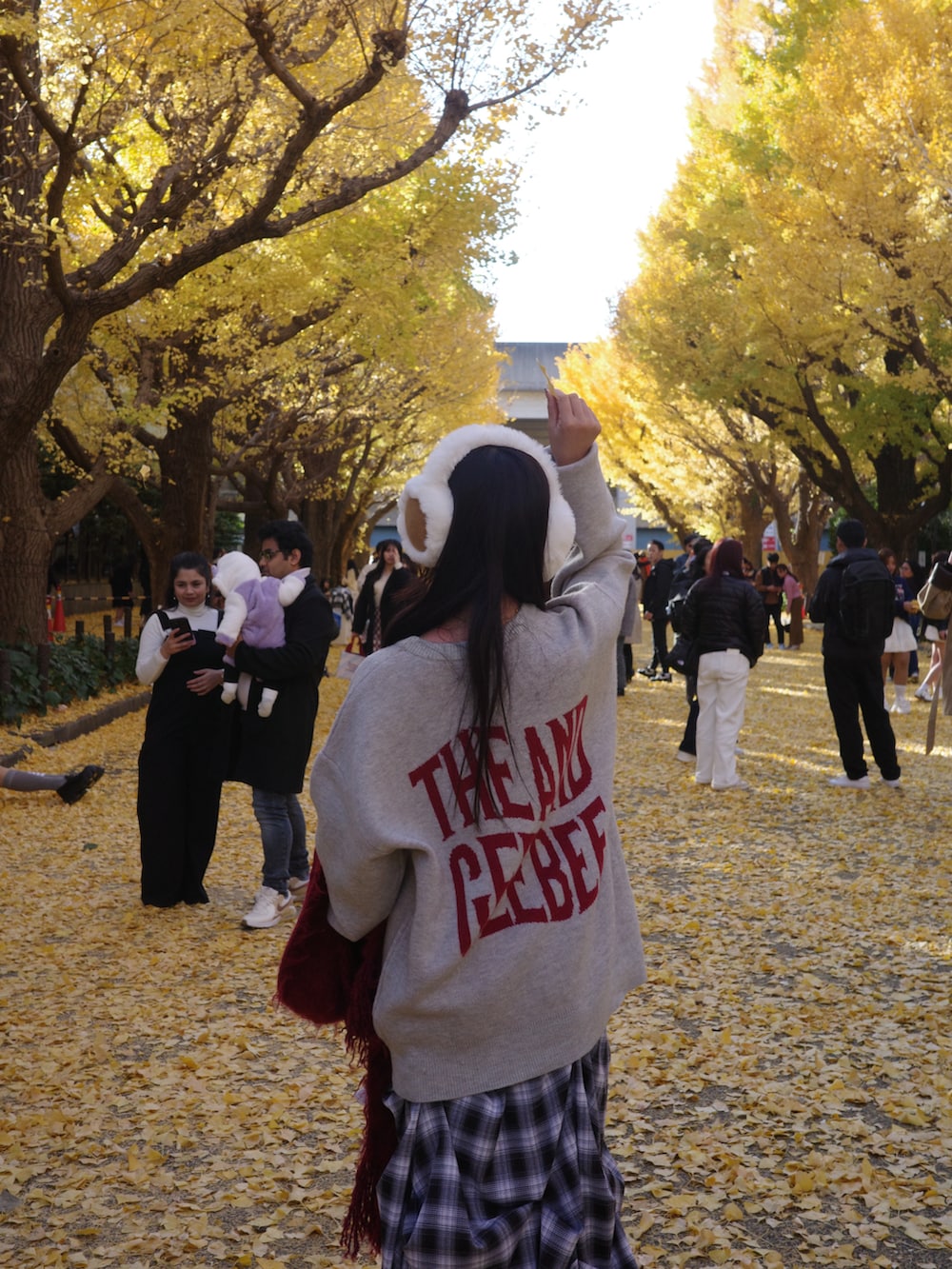 グレー系のニット/セーター、ブラック系のスカートを着用したレディースの冬コーディネートの3枚目の写真